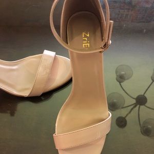 NWOT size 8 nude heels